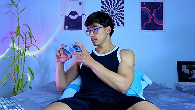 Snapshot of LatinReall chatting on 16, 10, 2025 LatinReall online show from 16, 10, 2025