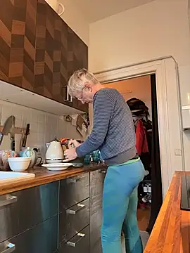 Snapshot of SexyLeon8 chatting on 18, 12, 2025 SexyLeon8 online show from 18, 12, 2025