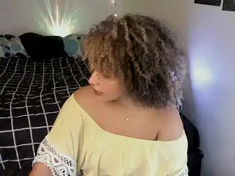 chloe kisses online show from 20, 4, 2026