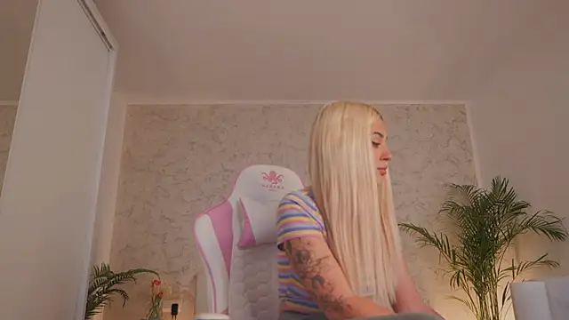 Snapshot of daisyblushh chatting on 9, 4, 2026 daisyblushh online show from 9, 4, 2026