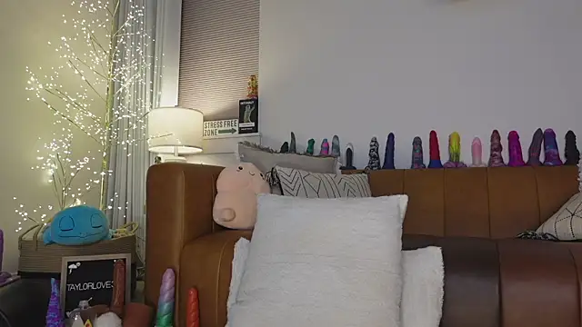 Snapshot of Taylorlove303 chatting on 5, 4, 2026 Taylorlove303 online show from 5, 4, 2026