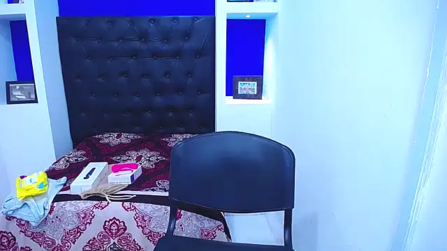 Snapshot of LauraMossart chatting on 14, 11, 2025 LauraMossart online show from 14, 11, 2025