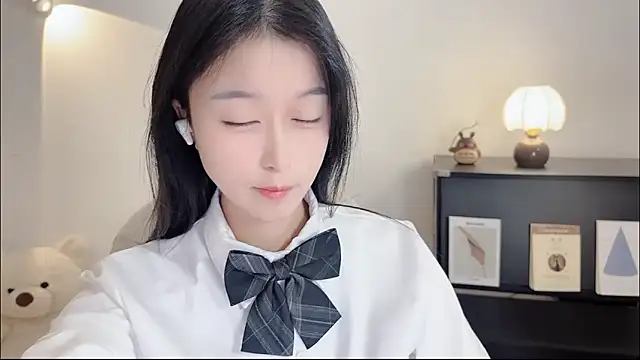 Onechestnut online show from 27, 10, 2025