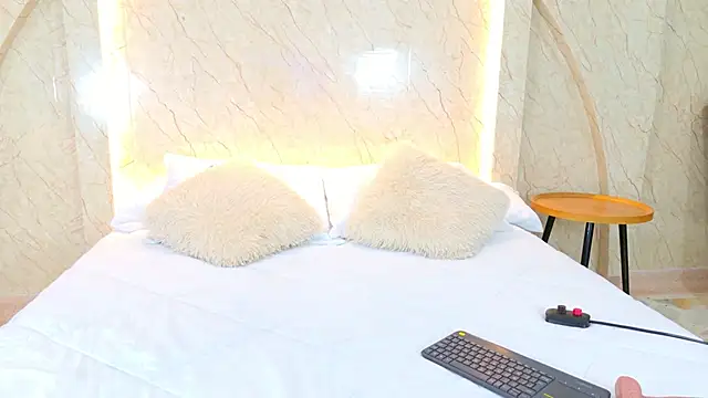 AbrilPeach online show from 6, 3, 2026