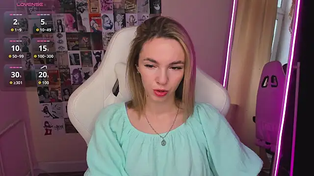 Snapshot of NessaDiazz chatting on 9, 10, 2025 NessaDiazz online show from 9, 10, 2025