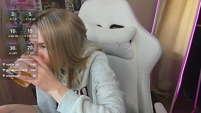 Snapshot of NessaDiazz chatting on 19, 10, 2025 NessaDiazz online show from 19, 10, 2025