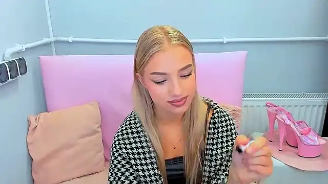 Snapshot of EvetteRose chatting on 17, 9, 2025 EvetteRose online show from 17, 9, 2025