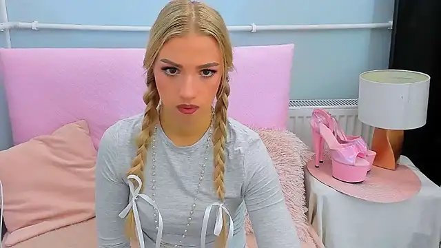 Snapshot of EvetteRose chatting on 14, 10, 2025 EvetteRose online show from 14, 10, 2025