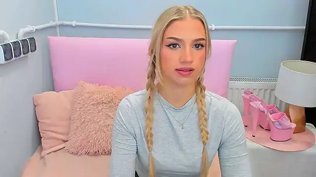 Snapshot of EvetteRose chatting on 28, 10, 2025 EvetteRose online show from 28, 10, 2025