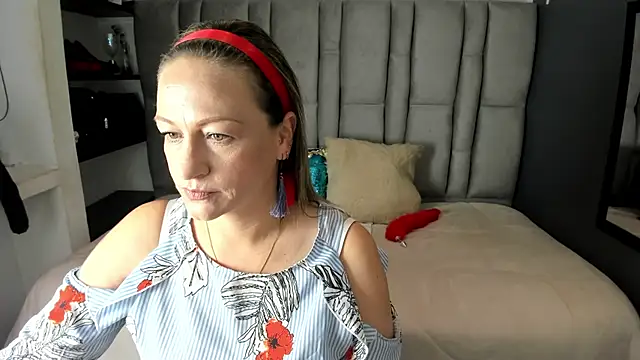 Snapshot of Charlot_milf chatting on 17, 11, 2025 Charlot milf online show from 17, 11, 2025