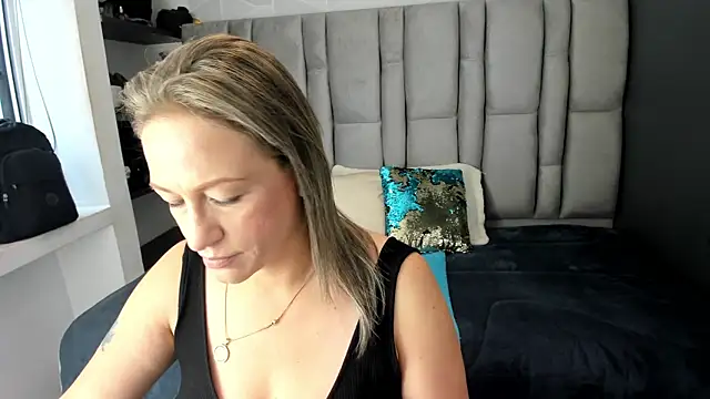 Snapshot of Charlot_milf chatting on 24, 11, 2025 Charlot milf online show from 24, 11, 2025