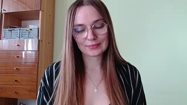 Snapshot of LooveELLYx chatting on 13, 4, 2026 LooveELLYx online show from 13, 4, 2026