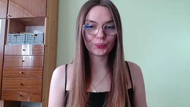 Snapshot of LooveELLYx chatting on 16, 4, 2026 LooveELLYx online show from 16, 4, 2026