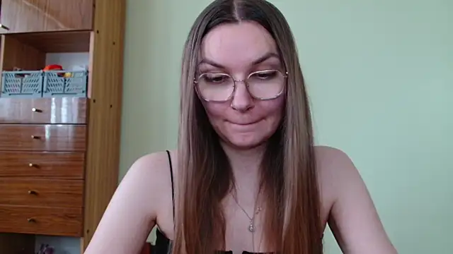 Snapshot of LooveELLYx chatting on 5, 5, 2026 LooveELLYx online show from 5, 5, 2026
