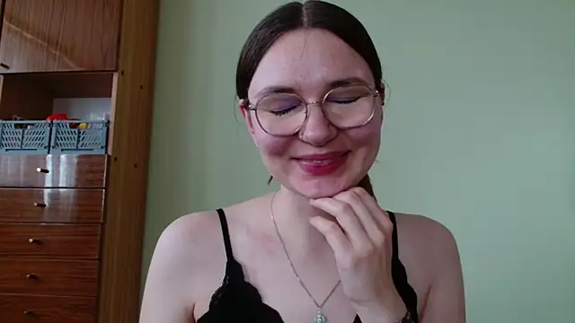 Snapshot of LooveELLYx chatting on 8, 5, 2026 LooveELLYx online show from 8, 5, 2026