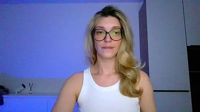 Snapshot of ms_Adelina chatting on 8, 9, 2025 ms Adelina online show from 8, 9, 2025