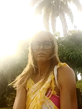 Snapshot of LunaNatural chatting on 13, 10, 2025 LunaNatural online show from 13, 10, 2025