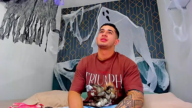 Snapshot of king_falconer chatting on 11, 10, 2025 king falconer online show from 11, 10, 2025