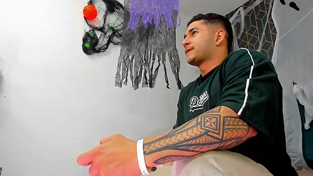 Snapshot of king_falconer chatting on 14, 10, 2025 king falconer online show from 14, 10, 2025
