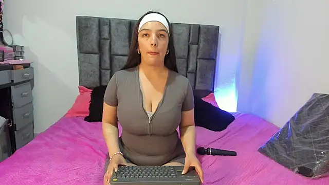 Esmeraldaa- online show from 1, 5, 2026