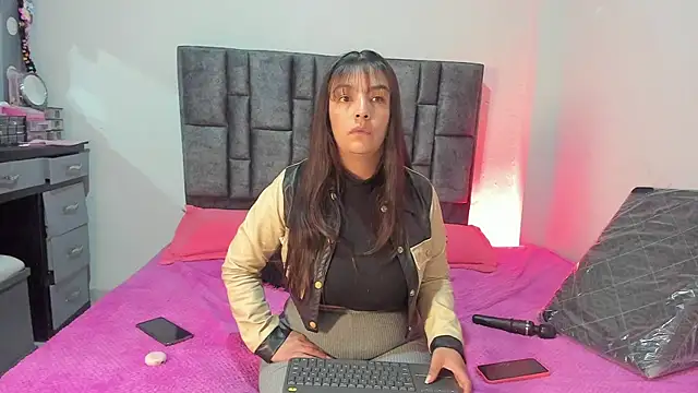 Esmeraldaa- online show from 6, 5, 2026