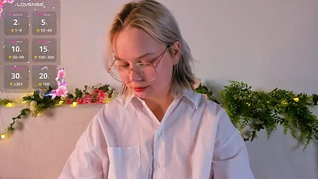 Snapshot of girlllsooft chatting on 3, 10, 2025 girlllsooft online show from 3, 10, 2025