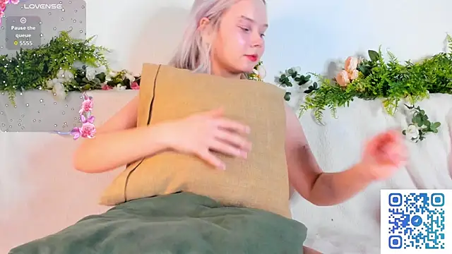 Snapshot of girlllsooft chatting on 9, 10, 2025 girlllsooft online show from 9, 10, 2025