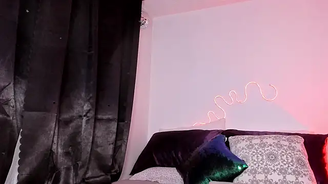 Snapshot of Londonttipton chatting on 7, 4, 2026 Londonttipton online show from 7, 4, 2026