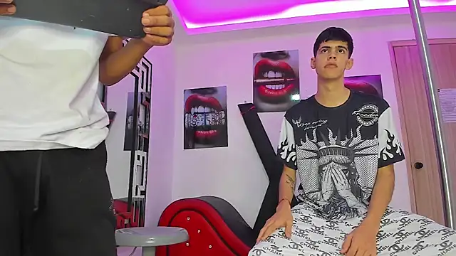 Snapshot of TWINKS_FRIENDS chatting on 10, 10, 2025 TWINKS FRIENDS online show from 10, 10, 2025