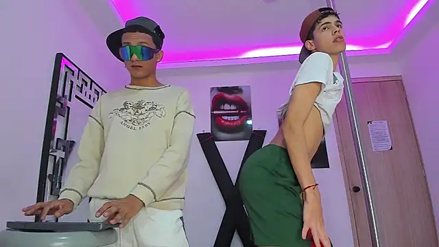 Snapshot of TWINKS_FRIENDS chatting on 15, 10, 2025 TWINKS FRIENDS online show from 15, 10, 2025