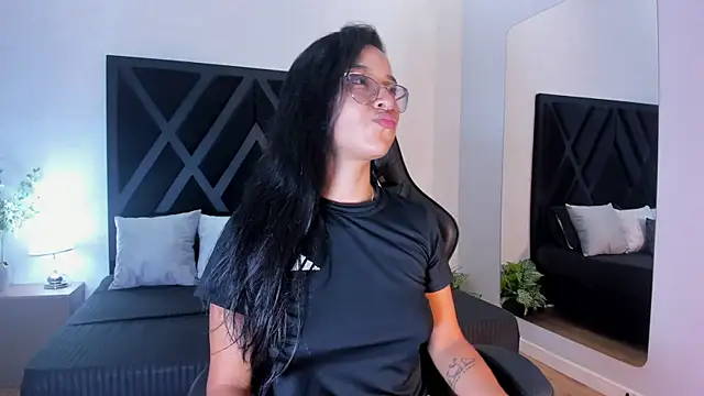 zoe martins  online show from 25, 5, 2026