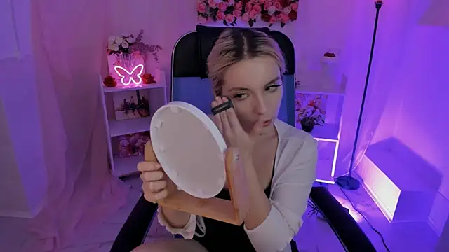 AuroraWrenfield online show from 8, 10, 2025