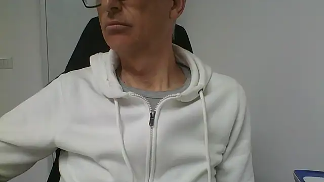 Snapshot of Sensor2000 chatting on 25, 2, 2026 Sensor2000 online show from 25, 2, 2026