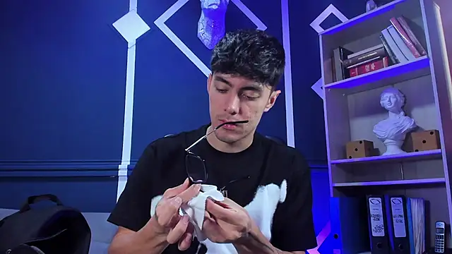 etham wolf  online show from 2, 10, 2025