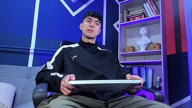 etham wolf  online show from 10, 10, 2025