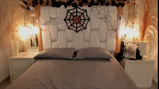 Daphne And Roger online show from 9, 10, 2025