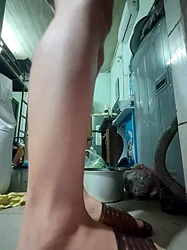 Snapshot of Du-Uyen chatting on 4, 11, 2025 Du-Uyen online show from 4, 11, 2025