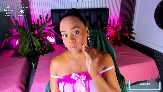 Snapshot of AriebonyBrooke chatting on 14, 10, 2025 AriebonyBrooke online show from 14, 10, 2025