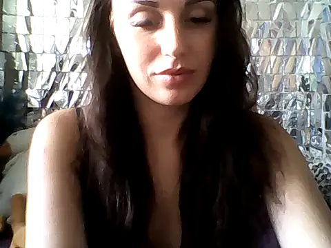 Snapshot of Qinini chatting on 15, 9, 2025 Qinini online show from 15, 9, 2025