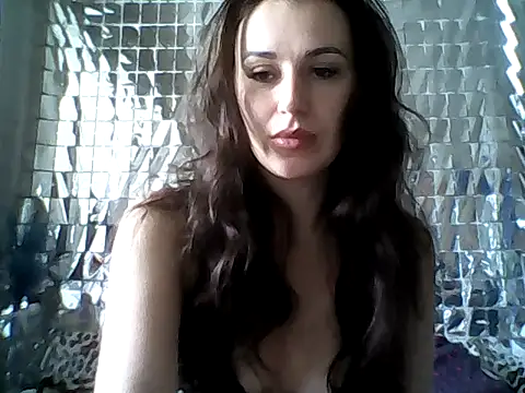 Snapshot of Qinini chatting on 13, 10, 2025 Qinini online show from 13, 10, 2025