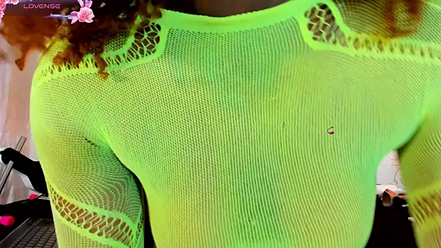 Snapshot of NAOMY_COOPER chatting on 6, 10, 2025 NAOMY COOPER online show from 6, 10, 2025