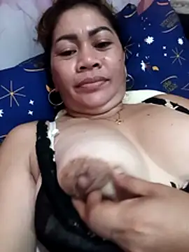 Snapshot of sexybitch_02 chatting on 27, 4, 2026 sexybitch 02 online show from 27, 4, 2026