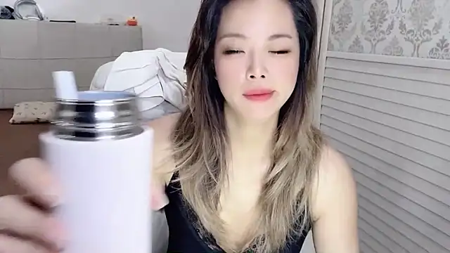 Snapshot of Holiland chatting on 14, 10, 2025 Holiland online show from 14, 10, 2025