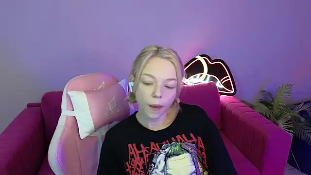 Snapshot of MillaHolt chatting on 13, 9, 2025 MillaHolt online show from 13, 9, 2025