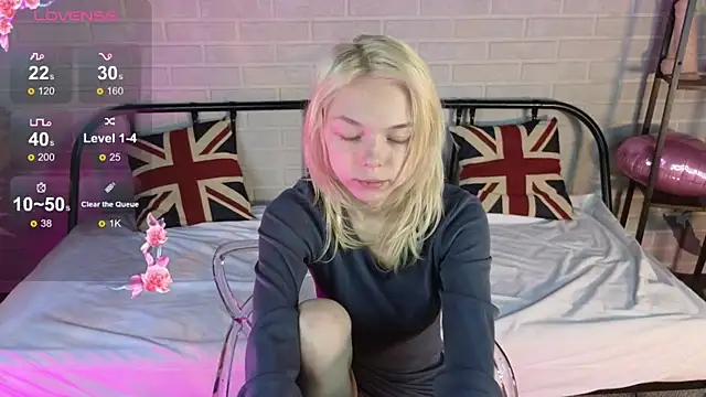 Snapshot of MillaHolt chatting on 14, 10, 2025 MillaHolt online show from 14, 10, 2025