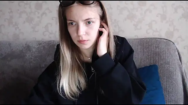 Snapshot of HitGyrl chatting on 4, 10, 2025 HitGyrl online show from 4, 10, 2025