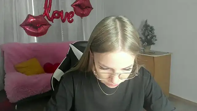 Snapshot of HitGyrl chatting on 3, 3, 2026 HitGyrl online show from 3, 3, 2026