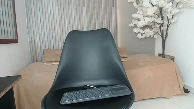 Michellee 20 online show from 14, 10, 2025