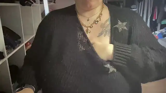 Snapshot of Bella_x69 chatting on 28, 10, 2025 Bella x69 online show from 28, 10, 2025