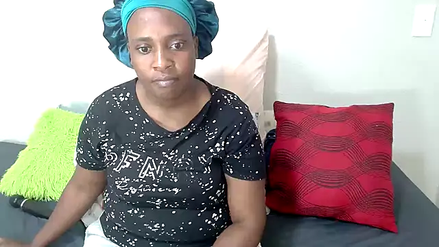 Snapshot of QueenRomaxx1 chatting on 19, 10, 2025 QueenRomaxx1 online show from 19, 10, 2025